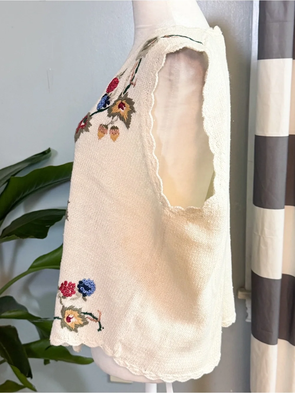 Carolyn Taylor Floral Embroidered Sweater Vest Size Large Cream Cottagecore